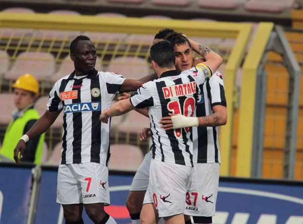 MUY FELICITADO. Pereyra recibe el saludo de Di Natale y el ganés Badu. 