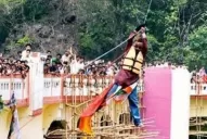 Murió por colgarse del pelo para superar un récord Guinness