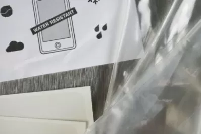 Crean condones para proteger el celular