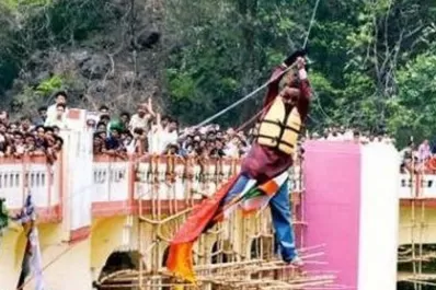 Murió por colgarse del pelo para superar un récord Guinness