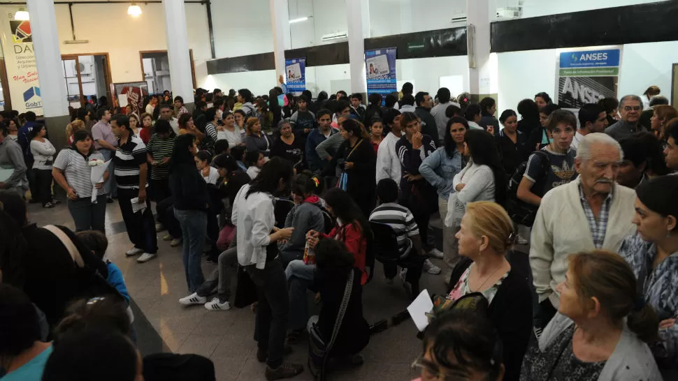 TODO QUIEREN SU DNI. El Registro estuvo colmado. LA GACETA / FOTO DE FRANCO VERA