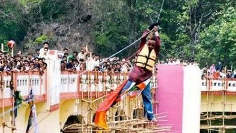 ARRIESGADO. El récodman indio no pudo tolerar el dolor durante la prueba. FOTO TOMADA DE TELEFENOTICIAS.COM.AR