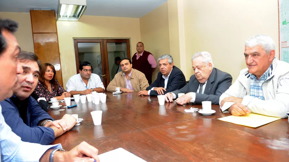 EL ÚLTIMO PEDIDO. Empresarios de ómnibus y representantes de la empresa distribuidora de cospeles fueron recibidos ayer por los concejales. LA GACETA / FOTO DE ANTONIO FERRONI 