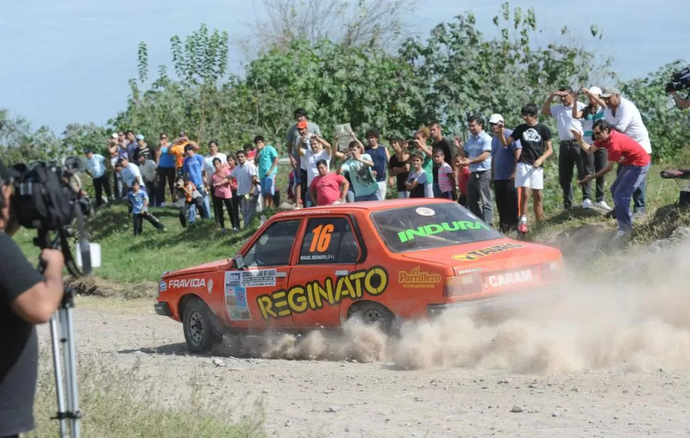 FIGURA DOMINANTE. Festejó en El Mollar en marzo, y también lo hizo ayer en Lules. La performance del Renault 18 fue muy buena y Miguel Reginato festejó. 