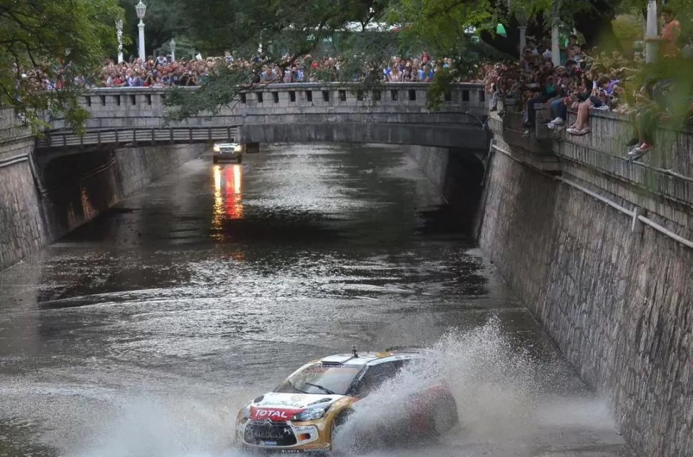 EN LA CAÑADA. El Citroën, con Loeb al volante, aceleró a fondo e hice numerosos derrapes. Los espectadores deliraron. 