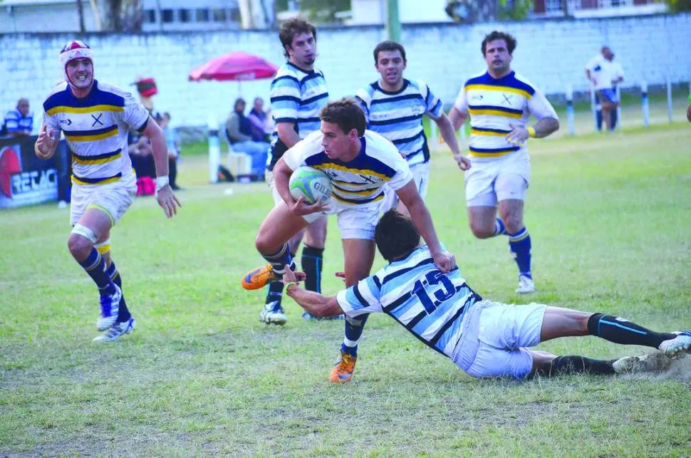 DE PASEO. Rez Masud esquivando un tackle. Tiro no fue rival para el campeón. 