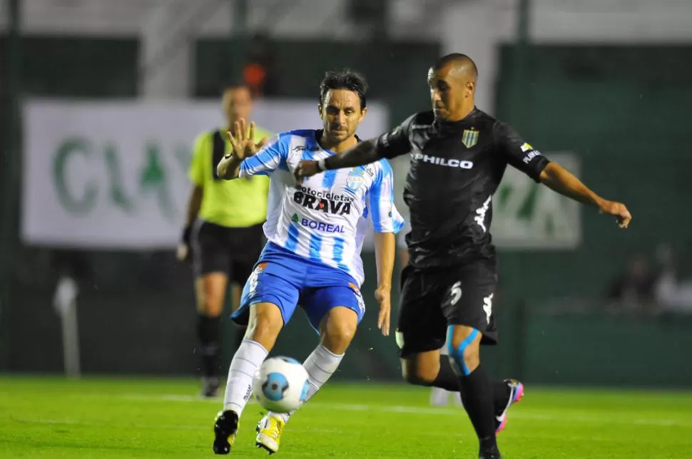 NO SE BAJA DEL JUEVES. Barrado, que ante Banfield batalló con Brum, al parecer sufrió una fractura en un dedo del pie. 