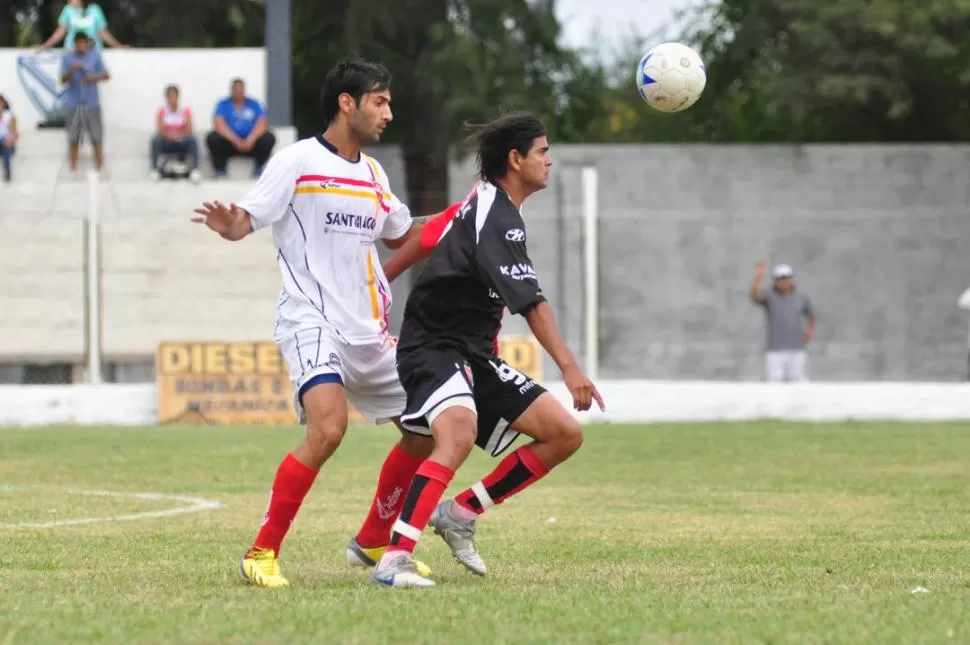 EL GUARDAESPALDAS DE LA REDONDA. Marcelo Lazarte, del villero,  intenta cuidar la pelota ante la marca de un defensor santiagueño.  GENTILEZA FOTO DE LUIS SANTILLáN / SOMOS DEPORTE