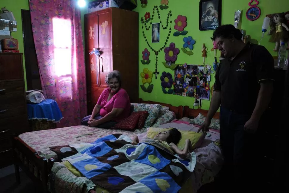 FAMILIA. Los padres de Lorena aparecen junto a ella antes de la operación. LA GACETA / FOTO DE ANALIA JARAMILLO 