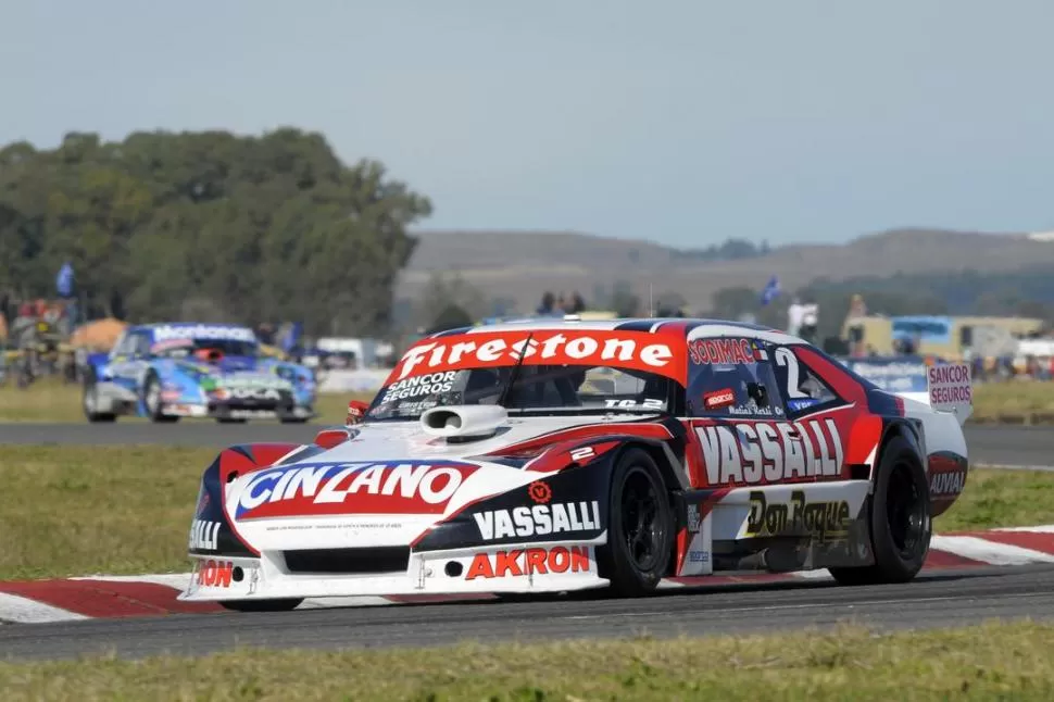 SE AGRANDÓ. Imponente, el Chevrolet de Matías Rossi domina la escena. El piloto de Del Viso ganó de punta a punta, pero tuvo un gran rival en Diego Aventín, que condujo un Ford. 