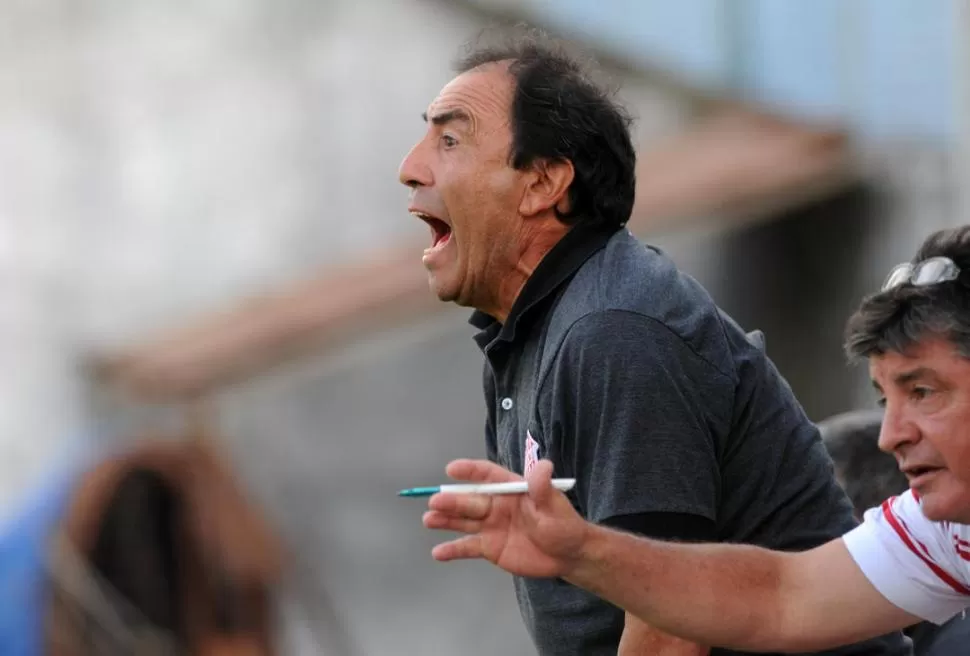 A LOS GRITOS. Carlos Roldán y Pedro Robles dan indicaciones a sus jugadores durante el duelo contra los entrerrianos. FOTO DE JAVIER ESCOBAR (ESPECIAL PARA LA GACETA)