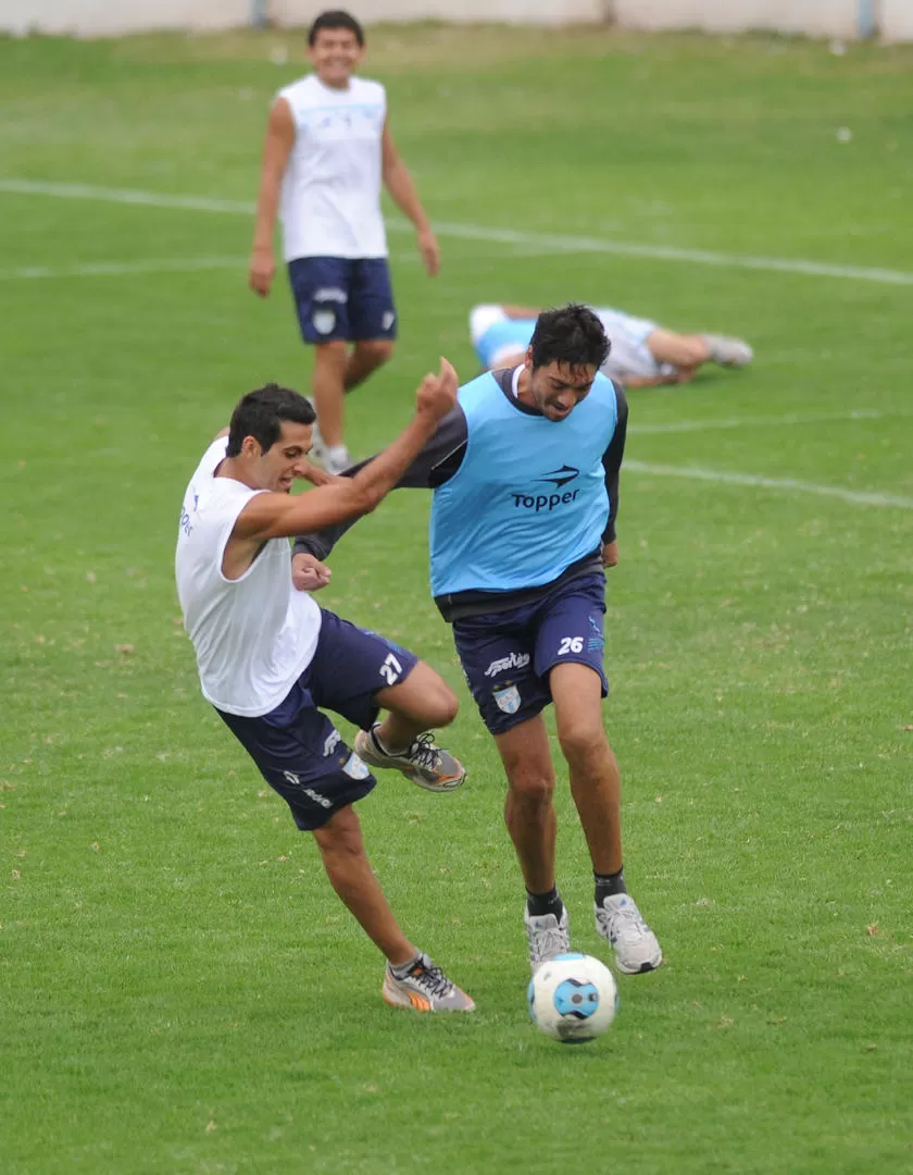 SALTA PEREYRA. El Flaco le bloquea el camino a Matías Ballini y se adueña de la pelota. El ex pincha está motivado. 