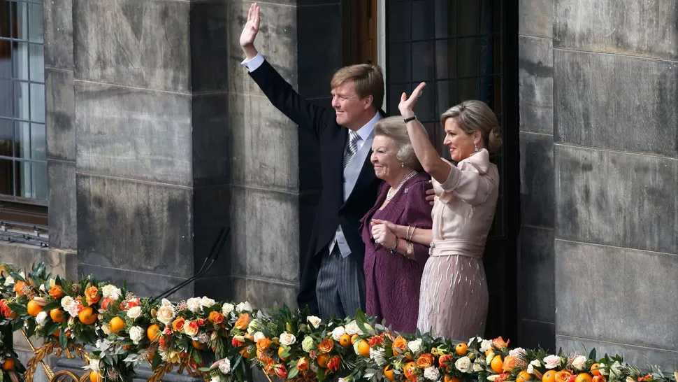 UNIDAS. La princesa y la reina estrecharon sus manos de un modo muy cálido. REUTERS