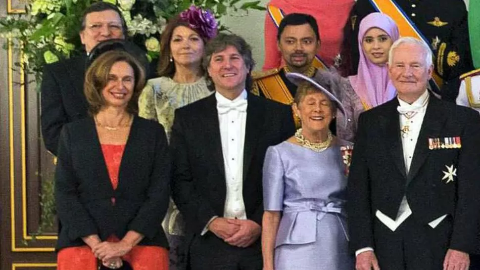 JUNTOS. Rojkés de Alperovich y Boudou, impecables y sonrientes. FOTO TWITTER/@JonHeguier 