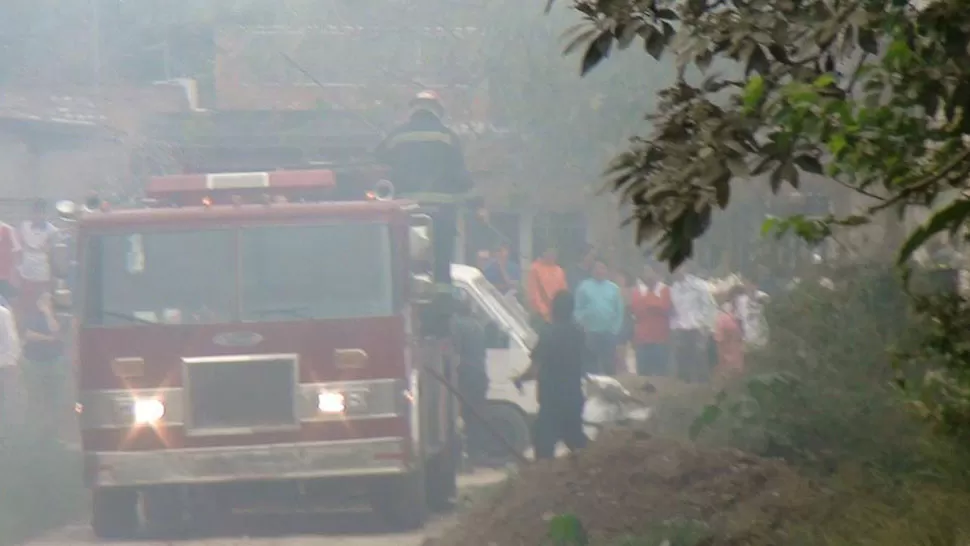 SUSTO. Los bomberos llegaron a la esquina de Delfín Gallo y Viamonte para apagar un principio de incendio. FOTO GENTILEZA CARLOS CORONEL. 