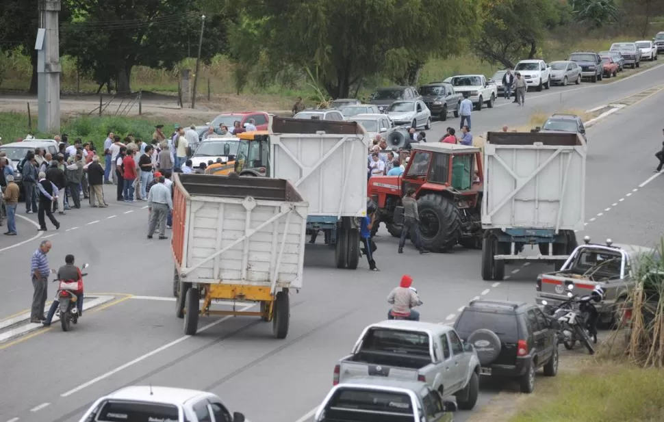 ENOJO. Los cañeros instalaron su maquinaria en la ruta 38 como protesta. LA GACETA / FOTO DE OSVALDO RIPOLL