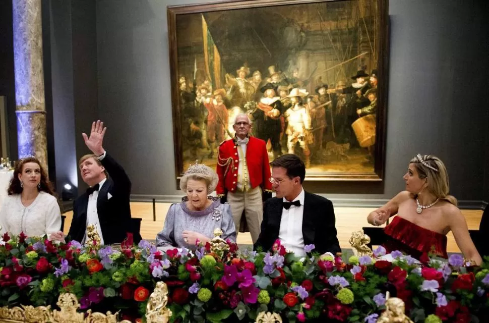 AMBIENTE DISTENDIDO. Beatriz (al centro), Guillermo (a la izquierda) y Máxima (a la derecha) junto a la princesa de Marruecos y el premier Mark Rutte 