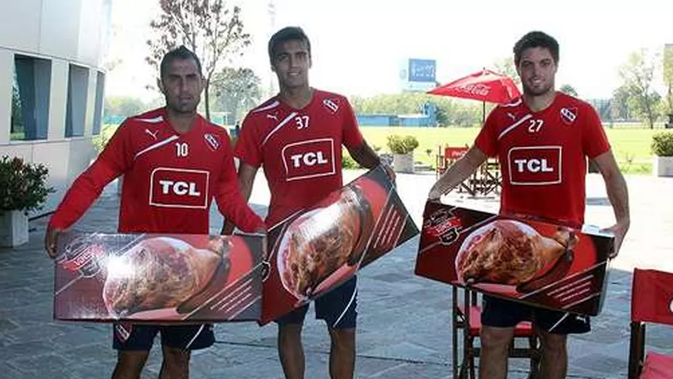 CON EL JAMON BAJO EL BRAZO. Los jugadores muestran el curioso reconocimiento. FOTO TOMADA DE CLUBAINDEPENDIENTE.COM