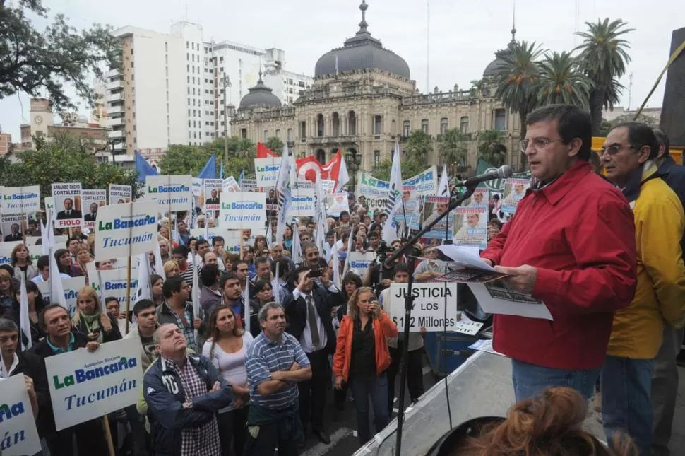 EN EL ESCENARIO. Cisneros (campera roja) y Bourlé (campera amarilla) cerraron el acto que se realizó frente a la sede central de la Caja Popular. LA GACETA / FOTO DE ANTONIO FERRONI