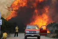 Combaten llamas de hasta 10 metros en el sur de California