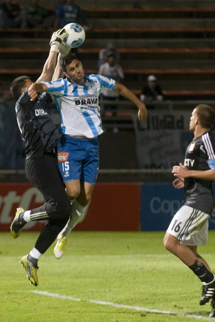 IRROMPIBLE. El joven Rulli tuvo un partidazo y ni los topetazos que se llevó de Almerares cuando entró pudieron con él.  