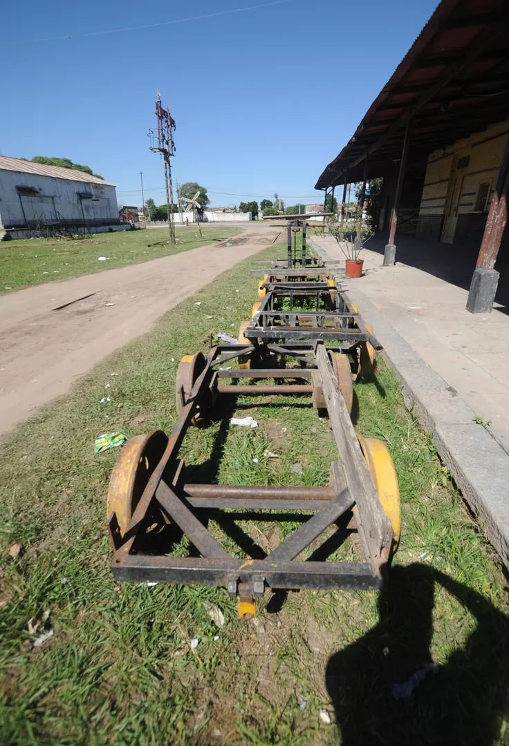 RESABIOS. La vía principal fue extraída. Restos de zorras, una que otra vía o señal quedan junto al andén.   