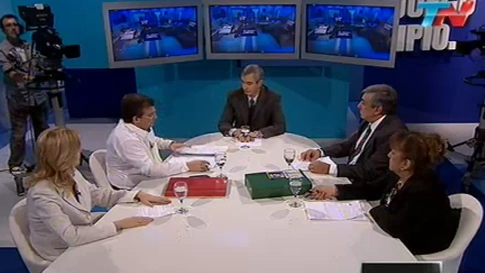 DEBATE. Castro y sus invitados tucumanos durante un pasaje del programa. IMAGEN DE VIDEO