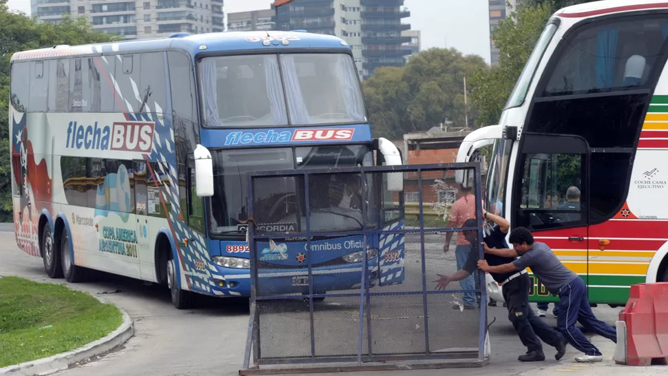 PELIGRO. Desde el gremio de los choferes anunciaron que no prestarán servicios a los clubes. TELAM