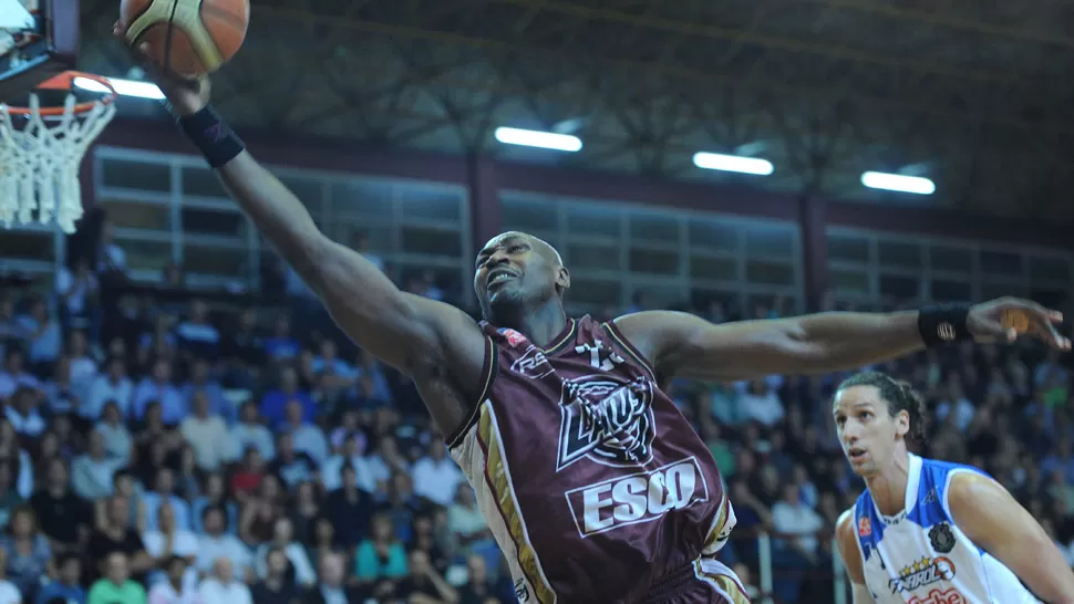 FUERTE. Robert Battle, de Lanús, fue determinante en la pintura. TELAM