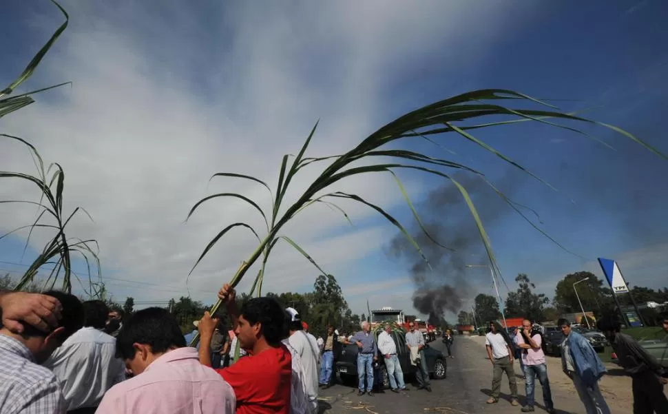 MALESTAR. Los productores interrumpieron el tránsito en la ruta 301 (ex 38). LA GACETA / FOTO DE OSVALDO RIPOLL