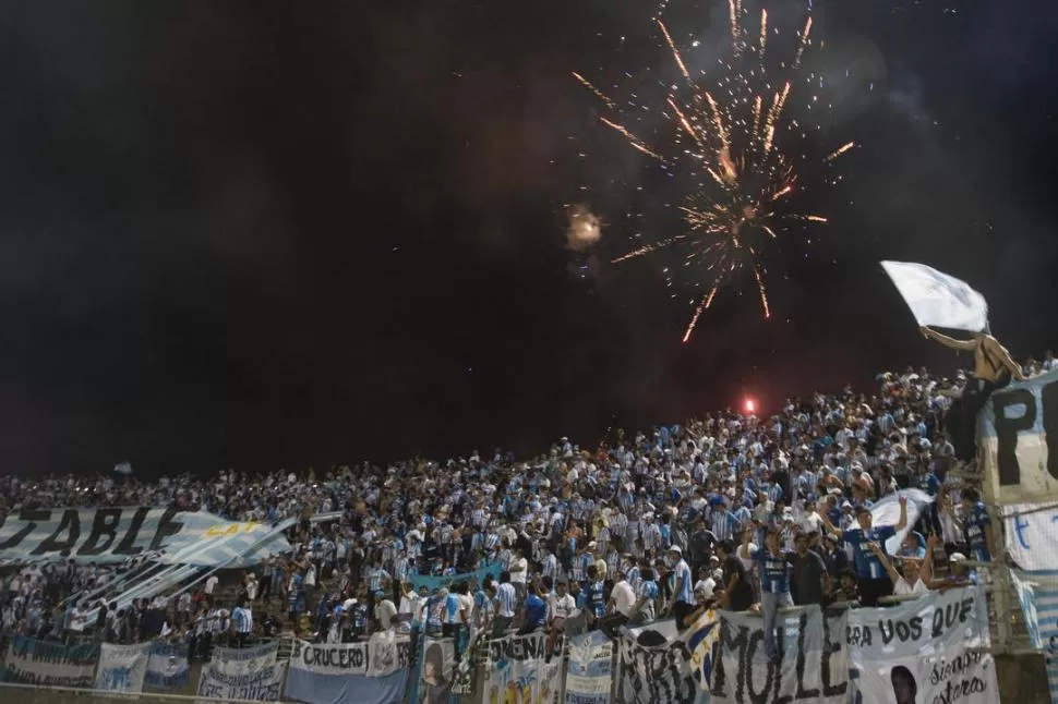 UNA IMAGEN QUE QUEDARÁ EN LA HISTORIA. Los simpatizantes decanos coparon el estadio Bicentenario. Los fanáticos, a pesar de que fueron muy maltratados por la policía, no generaron problemas. 