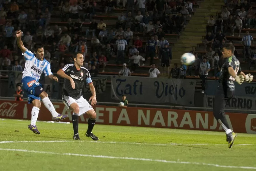 JUGADA DETERMINANTE. Estando 0-1, Bustamante tuvo el gol en sus pies con la pelota picando, a metros del arco, pero Rulli puso la cara, literalmente, y se la tapó. 