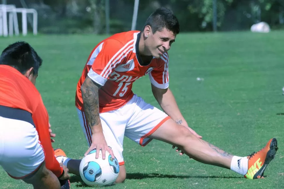 A ESTIRAR ESAS PIERNAS. Iturbe elonga tras un entrenamiento; el joven delantero recibió la confianza del entrenador y será titular el domingo frente a Boca. 