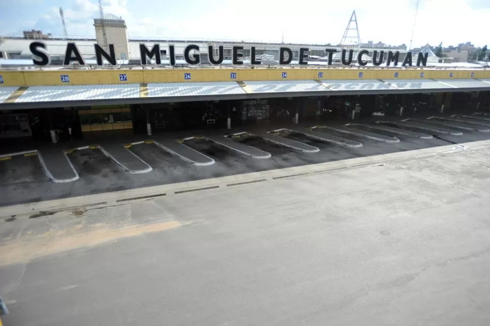 PLATAFORMAS DESIERTAS. Como consecuencia del paro de choferes, no hubo partidas ni arribos de ómnibus de larga distancia de los andenes de la terminal tucumana. LA GACETA / FOTO DE DIEGO ARáOZ