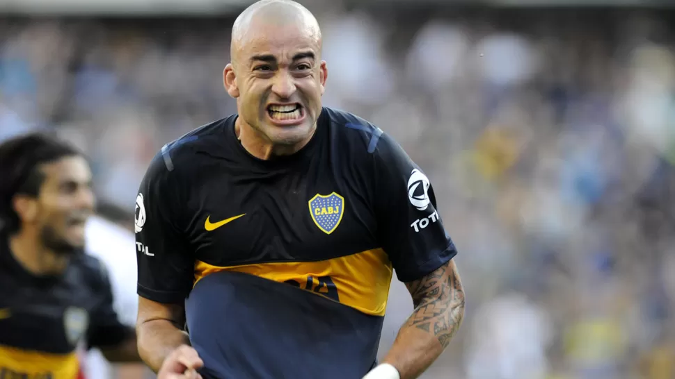 LOCURA. El uruguayo desata su festejo después de empatar el partido. DYN