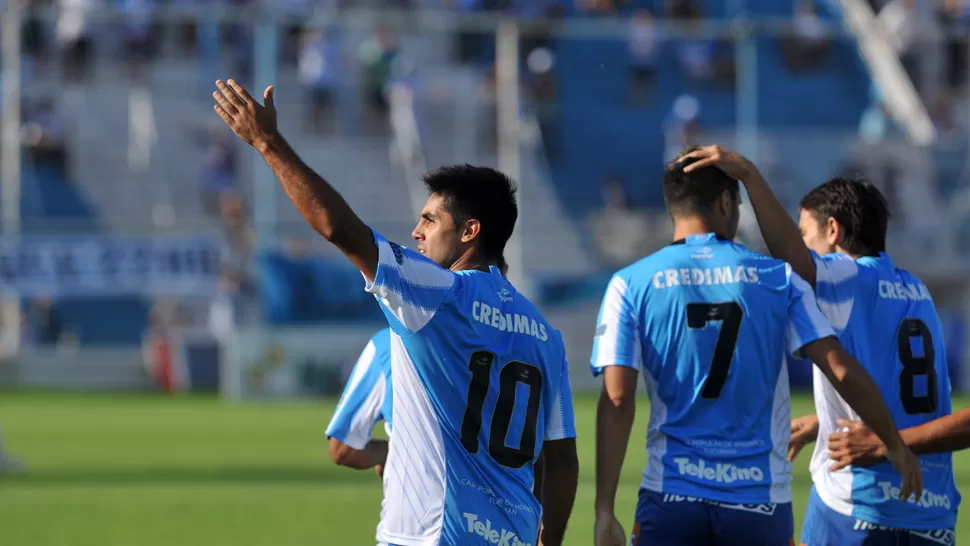 RAPIDO. A los 4 minutos Bustamante ya adelantaba al decano en el marcador. LA GACETA / DIEGO ARAOZ