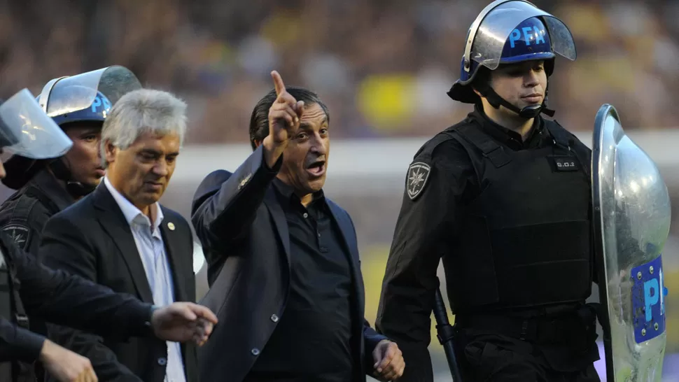YO NO. El DT le hizo señas a la hinchada local cuando era retirado por la policía. TELAM