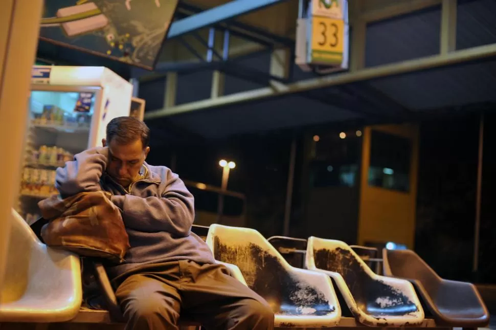 DURMIENDO ESPERO. Un hombre descansa en la terminal. Cientos de viajeros quedaron varados por el paro. LA GACETA / FOTO DE DIEGO ARAOZ