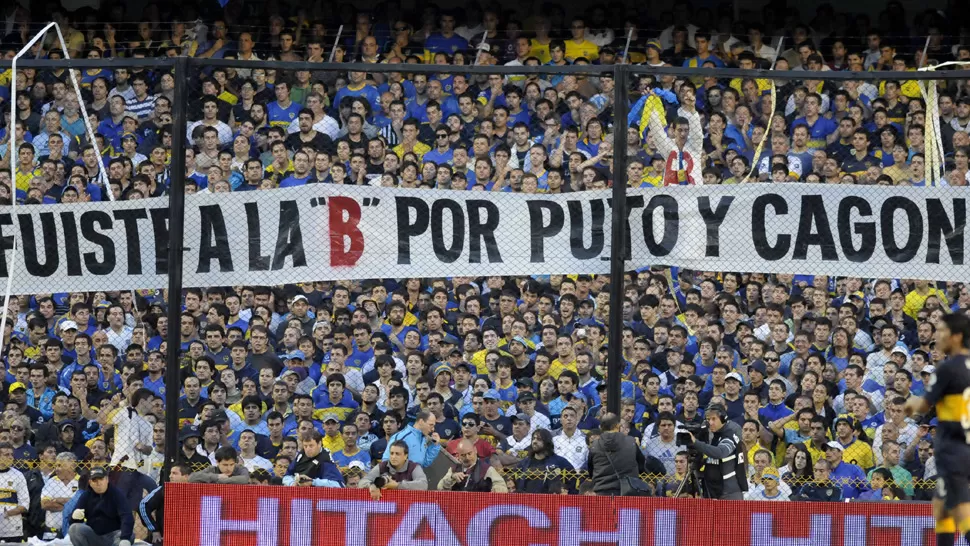 EL COMIENZO. Con esta bandera comenzaron los hinchas xeneizes a hostigar a los de River. DYN