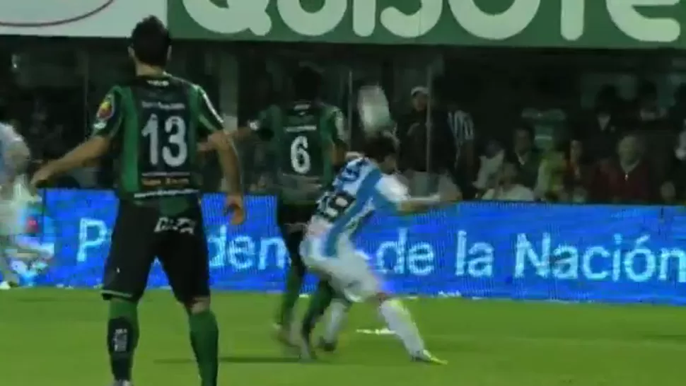 ¿PENAL? Damián Ledesma nunca tocó a Jonathan López, que sí lo tomó de la camiseta. CAPTURA DE VIDEO