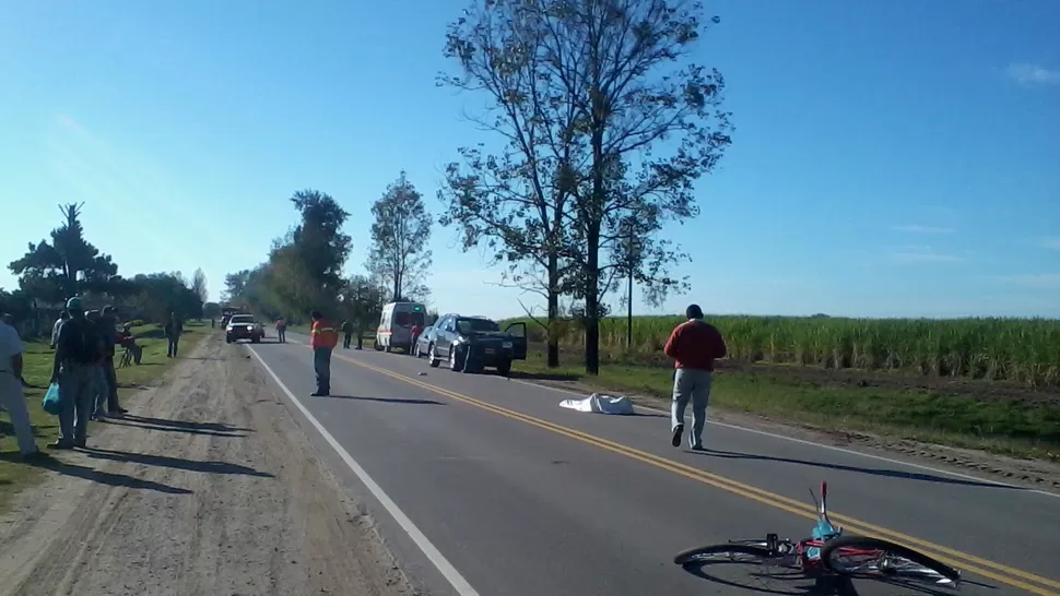 CONMOCION. El ciclista fue atropellado cerca de las 7.30. LA GACETA / FOTO DE RODOLFO CASEN