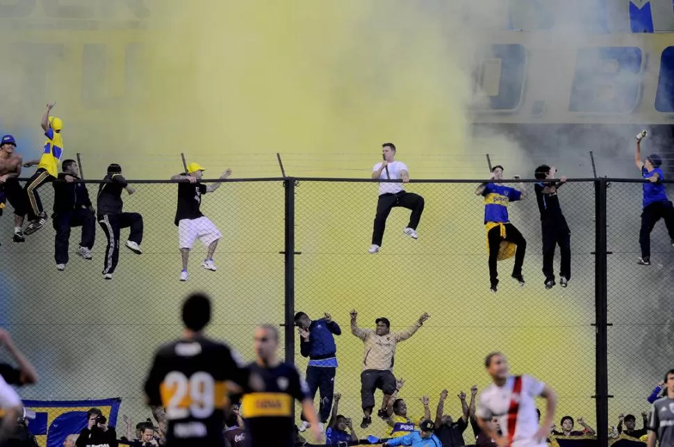 BIEN PRODUCIDOS. En la tribuna de Boca, los hinchas lucieron disfraces.