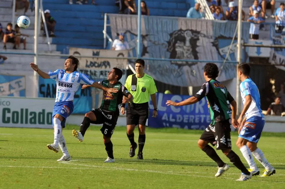 NO DESEQUILIBRÓ. Diego Barrado alternó buenas y malas y su equipo lo sintió. En el segundo tiempo bajó su rendimiento. LA GACETA / FOTO DE DIEGO ARAOZ