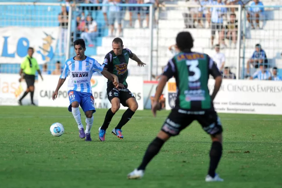 MUY ACTIVO. Bustamante trata de deslindarse de la marca de Scifo durante el primer tiempo, momento en que se vio lo mejor del cordobés en la cancha: un gol y varias jugadas de peligro.  