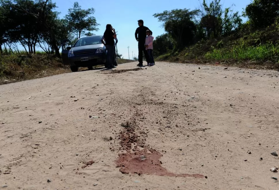 CAMINO DE TIERRA. Barrientos se desangró en medio de la calle que conduce a la localidad de Lolita Sur, a unos 100 metros de la ruta 303.  LA GACETA / FOTO DE HECTOR PERALTA