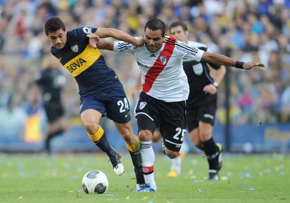 CUERPO A CUERPO. Acosta y Mercado pelean por la posición de la pelota. El superclásico tuvo mucha lucha y poco fútbol. 