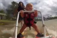 Un niño hace ski acuático antes de aprender a caminar