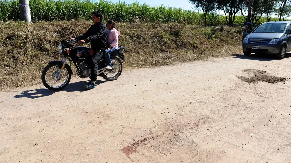 MARCAS EN LA TIERRA. El cuerpo del conductor estaba en el medio de la calle. ARCHIVO LA GACETA / FOTO DE HECTOR PERALTA