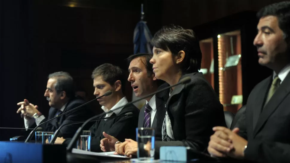 JUNTOS. Hernán Lorenzino, Axel Kicillof, Mercedes Marcó del Pont, Ricardo Echegaray y  Guillermo Moreno. TELAM