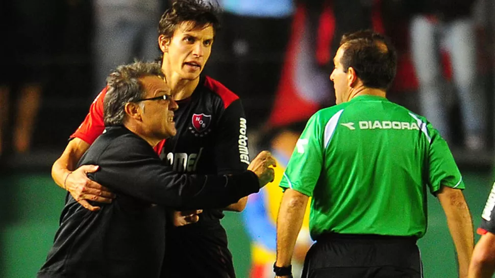 TENSIÓN EN LA CANCHA. Martino reacciona tras el incidente con el hombre de verde. FOTO TOMADA DE CLARIN.COM.AR